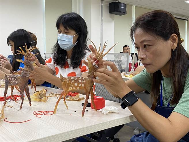 全國教師公民營機構研習活動會師金門，今天的課程傳授教師們利用魷魚乾製作活靈活現的梅花鹿。(于家麒攝)