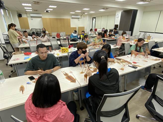 來自全國各地高中職學校的23位教師一同研習，體驗金門石蚵、鋼刀、食雕等文化。(于家麒攝)