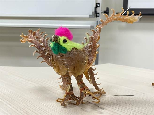 傳說中的神獸-鳳凰，也是食雕大師蔡俊傑以魷魚乾做成的拿手絕活。(于家麒攝)