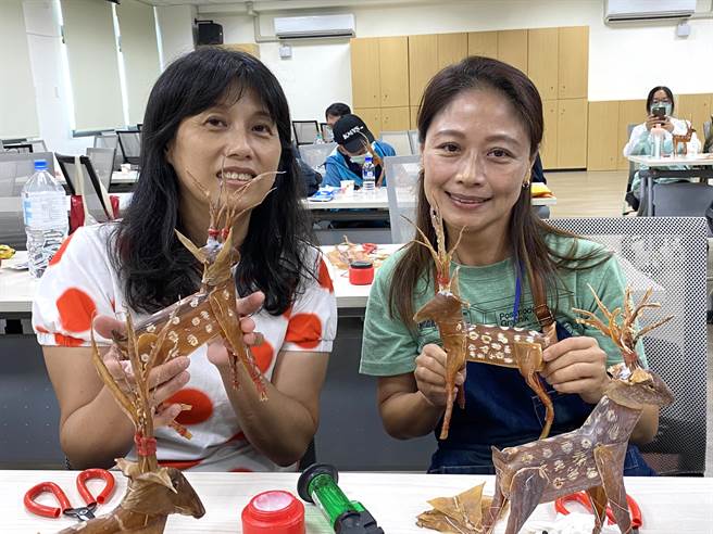 來自高雄立志高中餐飲科的老師趙梓琍(右)展示親手學習製作的梅花鹿食雕。(于家麒攝)