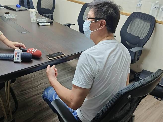 L先生看完黄的深夜声明，直言一个谎要用更多谎去圆。（陈鸿伟摄）