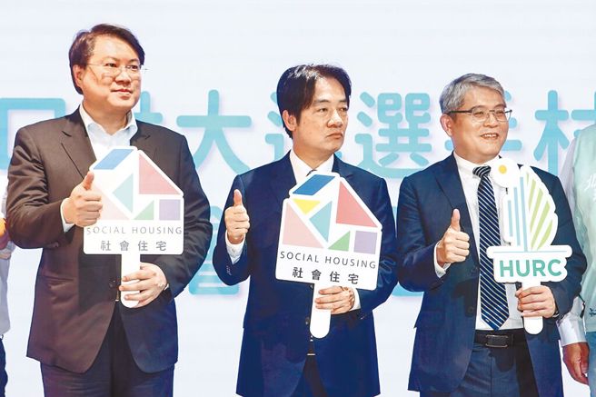 内政部长林右昌(左)、次长花敬群(右)6日陪同副总统赖清德(中)视察林口世大运选手村社宅。（中时资料照／邓博仁摄）