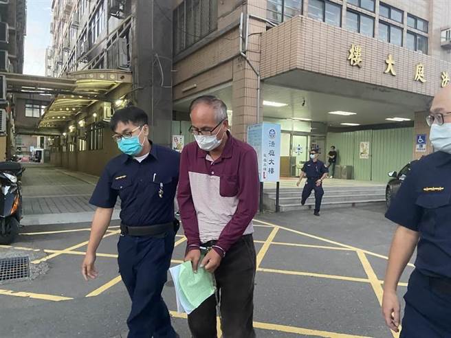 前新北市議員王建章與其妻子2006年至2018年間涉嫌用3名親友名義充當人頭，詐領約96萬助理費。合議庭考量王男夫妻是為支應服務處龐大開銷才犯法，因此判處王男2年徒刑、緩刑5年。（蔡雯如攝）