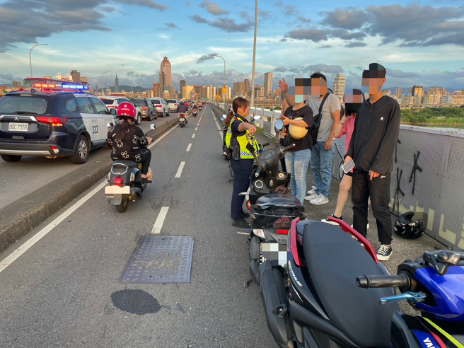 今（13）日晚间18时许，新北市三重区忠孝桥往北市机车道发生6车追撞。（图／警方提供）