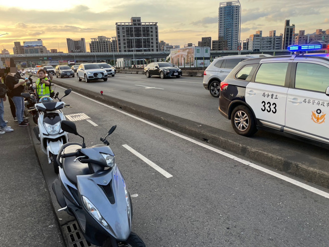 今（13）日晚间18时许，新北市三重区忠孝桥往北市机车道发生6车追撞。（图／警方提供）
