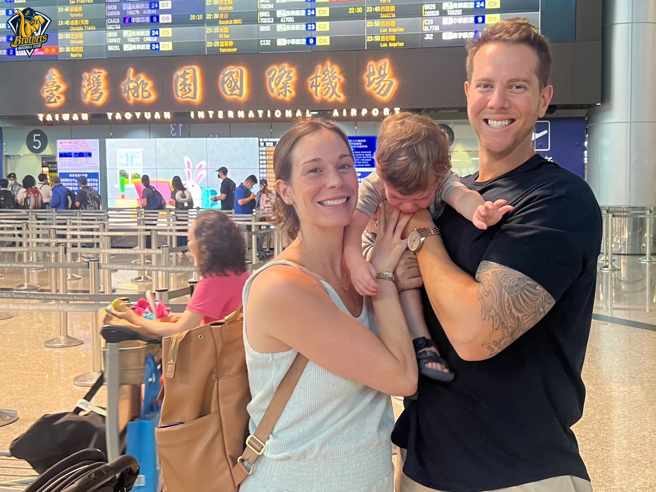 中信兄弟洋投金安（右）因个人规划决定退休，13日与家人搭机返回美国。（中信兄弟提供）