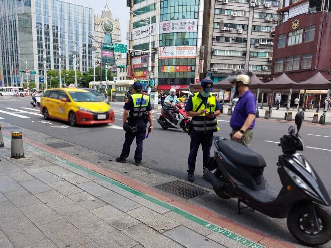 北市万华分局指出今（112）年上半年「汽、机车不停让行人」1300件、「行人违规」1627件。（图／警方提供）