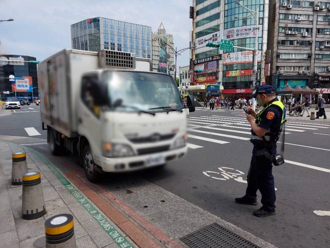 北市万华分局指出今（112）年上半年「汽、机车不停让行人」1300件、「行人违规」1627件。（图／警方提供）