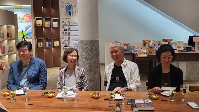 12日晚間在台中市中央書局，有一場特別的晚宴，由作家蔣勳（右二）、信誼基金會董事長張杏如（左二）企劃，邀集料理團隊現場烹飪，邀請藝文界人士參與。左一為作家裴偉，右一為林文月之女郭思敏。（李欣恬攝）