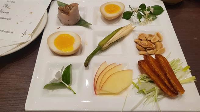 12日晚間在台中市中央書局，有一場特別的晚宴，由作家蔣勳（右二）、信誼基金會董事長張杏如（左二）企劃，邀集料理團隊現場烹飪，邀請藝文界人士參與。圖為前菜水晶蛋、椒鹽里肌和烏魚子。（李欣恬攝）