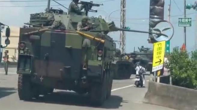 陆军六军团584旅13日于桃园大园执行演习任务，一辆装甲车的炮管不慎撞凹路边反光镜，军方表示会负起赔偿与维修事宜。（摘自记者爆料网）