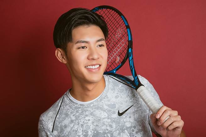刘丞开朗阳光擅长打网球。（艾迪昇传播提供）