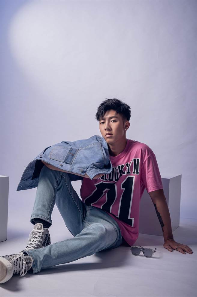 刘丞身材挺拔，是天生衣架子。（艾迪升传播提供）