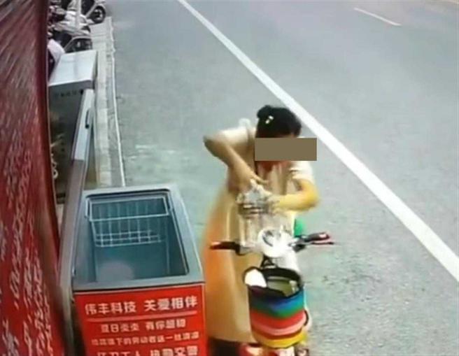 大妈偷爱心冰箱的瓶装水，一共拿了7、8次被抓还狡辩。（图／翻摄自微博）