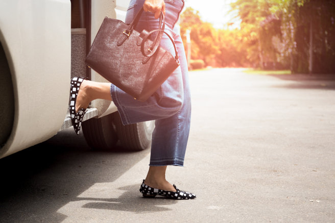 一名女子某天走下公車時，感覺自己某個步伐踏得較重，隱約覺得不對勁。(示意圖/Shutterstock )