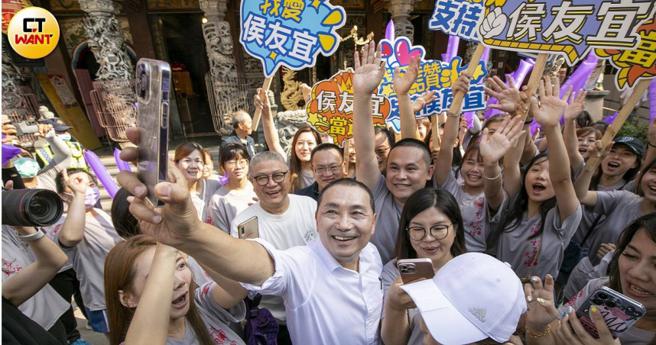 國民黨總統參選人侯友宜8日競選行程回到故鄉嘉義縣，在「黃家班」大力動員下，群眾非常熱情助選，大大鼓舞侯陣營士氣。（圖／宋岱融攝）