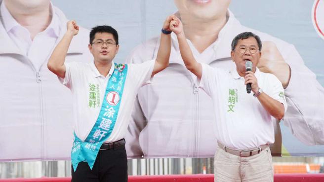 以立委陳明文（右）為首的「國嘉隊」，去年輔選民進黨朴子市長候選人涂建軒（左），不料卻慘遭「黃家班」掣肘，導致選舉結果失利。（圖／翻攝陳明文臉書）