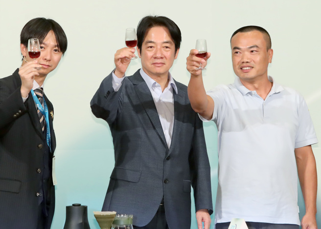 副总统赖清德（中）13日出席台湾卓越杯咖啡示范竞标颁奖典礼，除了颁赠冠军大奖给在阿里山栽植咖啡的曾福森（右），也亲自品尝当场现冲的冠军咖啡。（资料照／郑任南摄）