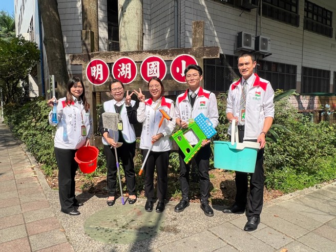 信義房屋內湖康寧店由店長林哲丞，號召同仁自發前往擦拭分店附近反光鏡的行動。(圖/信義房屋 提供)