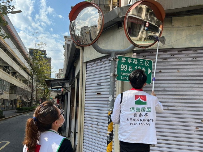 信義房屋內湖康寧店每逢開學前，都會前往擦拭分店附近反光鏡。(圖/信義房屋 提供)