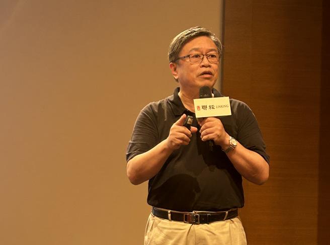 图为刘必荣教授正回应读者提问。（照片 / 刘咏韵摄）