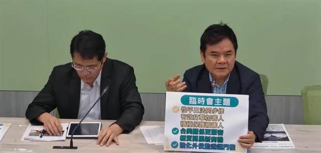 民进党立院党团表示，把这种政绩议题丢到法院手忙脚乱没有必要。（摘自民进党立院党团直播）