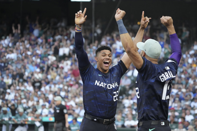 索托（左）在队友开轰后大肆庆祝。（美联社）