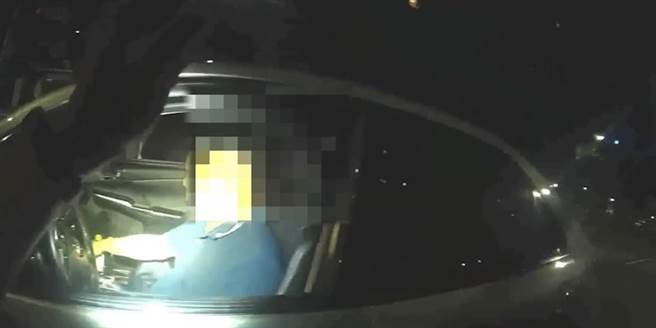 男子酒驾不胜酒力睡着，停在路中央遭员警查获。（翻摄照片／崔正纲高雄传真）