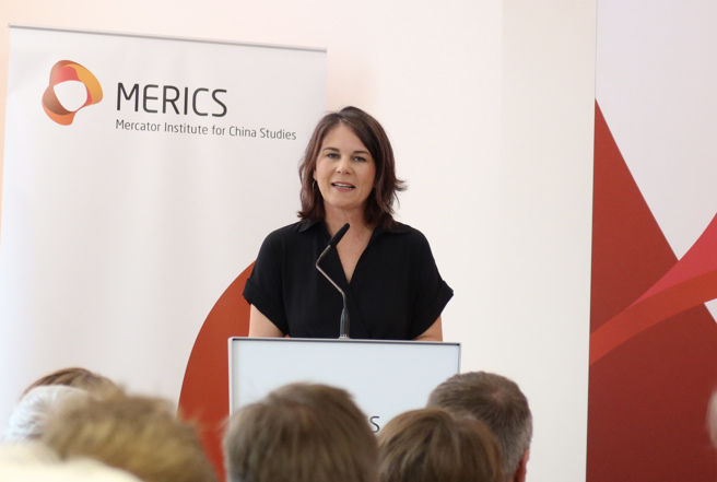 德国外长贝尔伯克13日在柏林演讲时指出台海是「全球经济的生命线」，发生衝突将衝击全世界。（图／中央社）