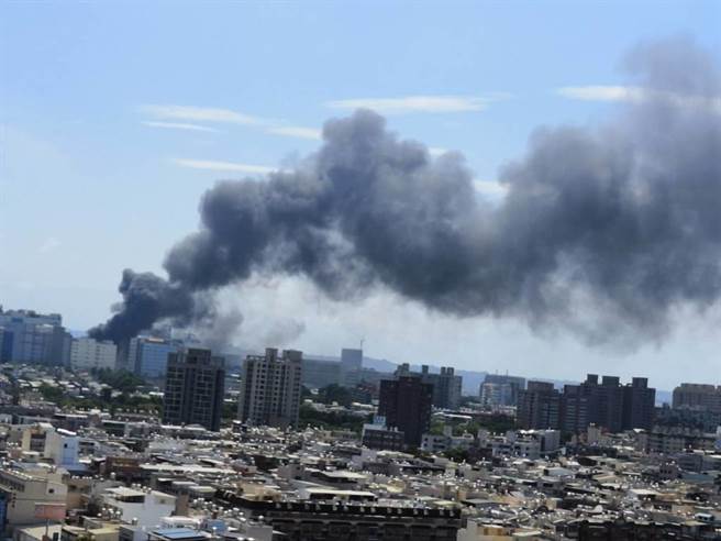 高雄市楠梓科技产业园区中央路上的日商塑美贝科技工厂，今天上午7时38分发生火警，消防局出动63车182人到现场抢救，现场无人伤亡，目前火势已控制住。（记者林雅惠摄）