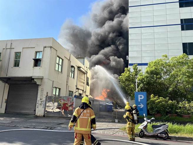 高雄市楠梓区楠梓加工区中央路塑美贝今天上午发生火警传出爆炸声响，高雄市消防局出动19车50人抢救中。（高雄市消防局提供／林雅惠传真）