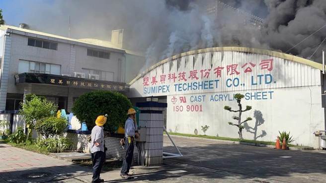 高雄市楠梓区楠梓加工区中央路塑美贝今天上午发生火警传出爆炸声响，高雄市消防局出动19车50人抢救中。（民眾提供／林雅惠高雄传真）