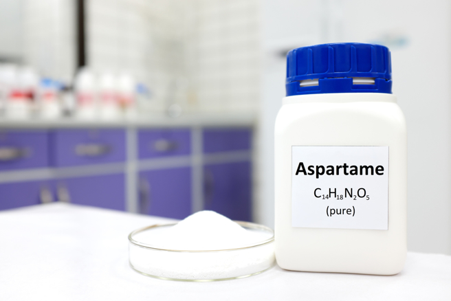 人工甜味剂「阿斯巴甜」（aspartame）已被归类为「可能致癌」。（图／shutterstock）