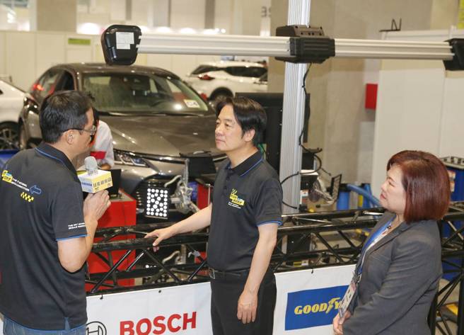 副总统赖清德（中）14日出席「第53届全国技能竞赛暨第2届亚洲技能竞赛及第47届国际技能竞赛国手选拔赛技能游乐园揭幕」，并到比赛会场为选手加油。（王英豪摄）