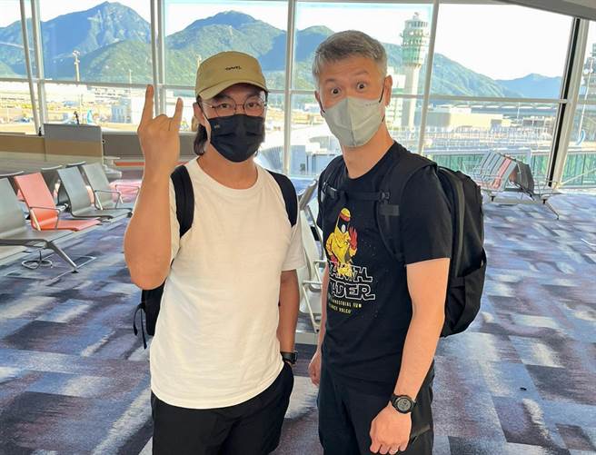 Eason（左）与Band Leader出发来台前在香港机场合照。（My Kan廿一克有限公司提供）