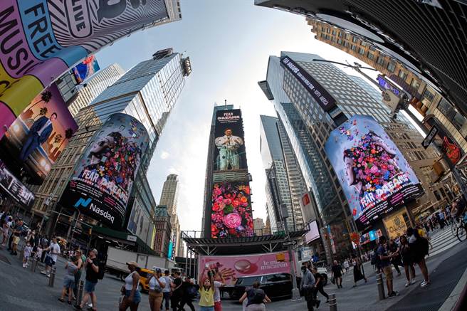 5个巨型Eason出现在纽约时代广场的巨型屏幕为演唱会造势。（My Kan廿一克有限公司提供）