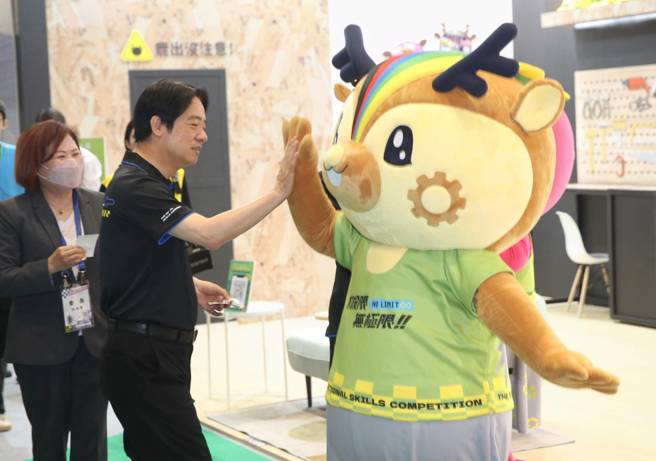 副总统赖清德（中）14日出席「第53届全国技能竞赛暨第2届亚洲技能竞赛及第47届国际技能竞赛国手选拔赛技能游乐园揭幕」，并到比赛会场为选手加油。（王英豪摄） 