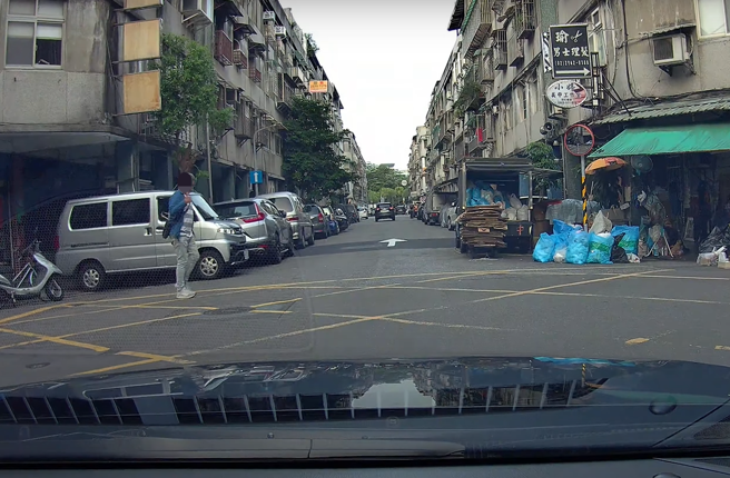 該名駕駛強調之所以驚訝，是因為他這還真是第一次禮讓路人後，被路人「第一次被比讚」。（圖  / 
 截自 WoWtchout-地圖型行車影像分享平台）