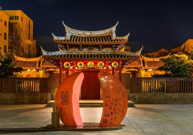 艺术家成若涵去年设置在鹿港龙山寺的装置艺术「鹿港，好！」。（彰县府提供／孙英哲彰化传真）