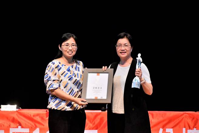 彰化县文化局长张雀芬（左）向彰化县长王惠美（右）呈献缪思设计奖银奖奖座与奖牌。（彰县府提供／孙英哲彰化传真）