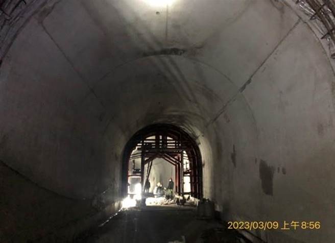 阿里山鐵路42號隧道壁體襯砌施工。（阿里山林鐵及文資管理處提供／廖素慧嘉市傳真）
