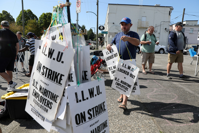 加國西岸包括全國最大港溫哥華在內沿海港口關閉的罷工行動，在影響全國經濟13天後今天宣告結束。（圖／路透社）