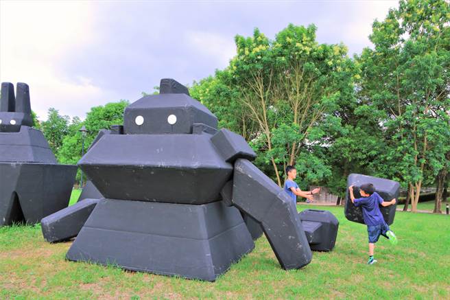 陶博馆配合「新北城市艺术节」，在陶瓷艺术园区摆放大型艺术作品，有放大版黑色积木作品可以随意拼装外，还有运用回收材质组装的小型太空舱，可入内一探究竟。（蔡雯如摄）