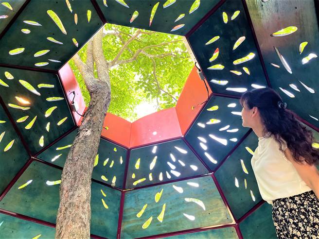 陶博馆配合「新北城市艺术节」，在陶瓷艺术园区摆放大型艺术作品，有放大版黑色积木作品可以随意拼装外，还有运用回收材质组装的小型太空舱，可入内一探究竟。（蔡雯如摄）