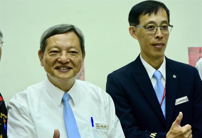 台铁花莲运务段长交接，卸任段长吴金添（左）退休，由新任段长许民杰（右）接任。（王志伟摄）