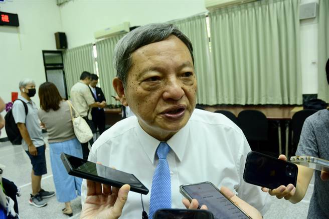 吴金添在台铁服务40年，歷经台铁发展歷程。（王志伟摄）