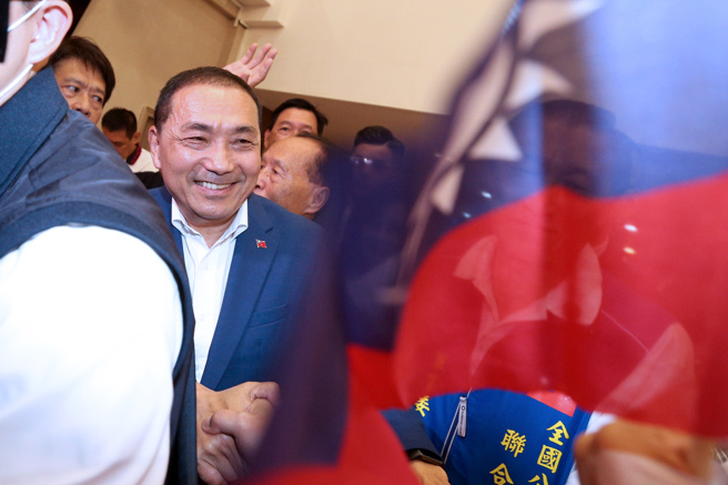 国民党总统参选人侯友宜（左）民调低迷，让不少蓝营支持者忧心。（资料照,黄世麒摄）