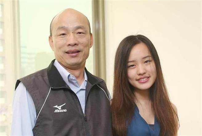 国民党北市党部主委黄吕锦茹「五顾茅庐」力劝韩冰(右）参选北市中正万华区立委，左为韩冰父亲韩国瑜（本报资料照片）