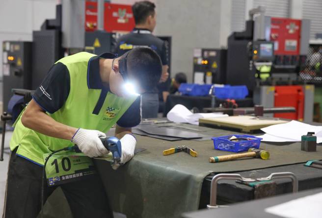 「第53屆全國技能競賽暨第2屆亞洲技能競賽及第47屆國際技能競賽國手選拔賽」14日起在南港展覽館展開，集結青年組及青少年組總計68職類，選手在比賽會場專注完成指定項目。（王英豪攝）