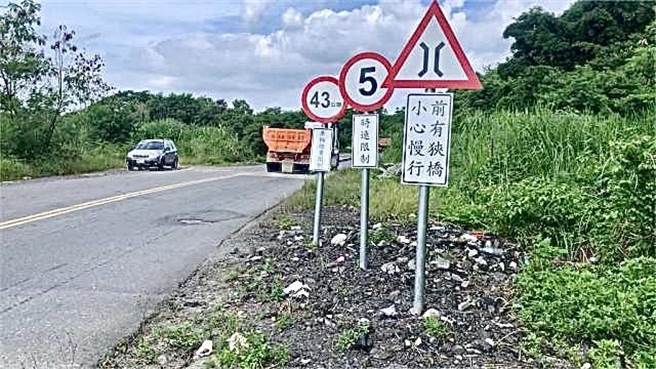 限速5公里标志位于名间乡一处砂石车专用道，设置在钢便桥的两端。（民眾提供／杨静茹南投传真）